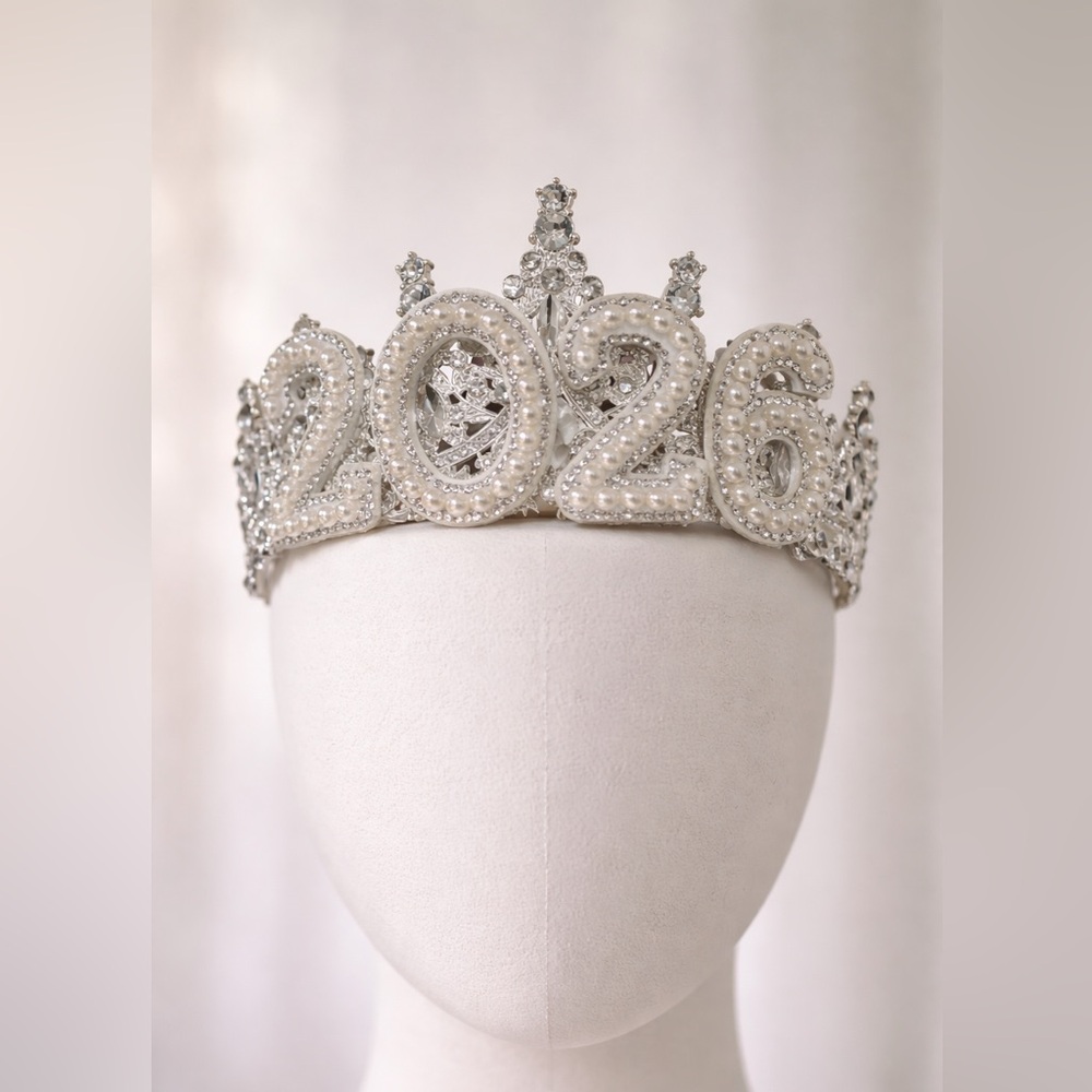 Graduation Class of 2026 Rhinestone & Pearl Tiara – Graduation / Senior Photos